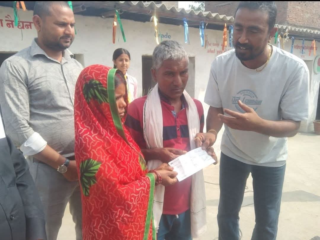 विपन्न परिवारकी रिता देवीको उपचारका लागि सञ्चारकर्मी पौडेलको सहयोग