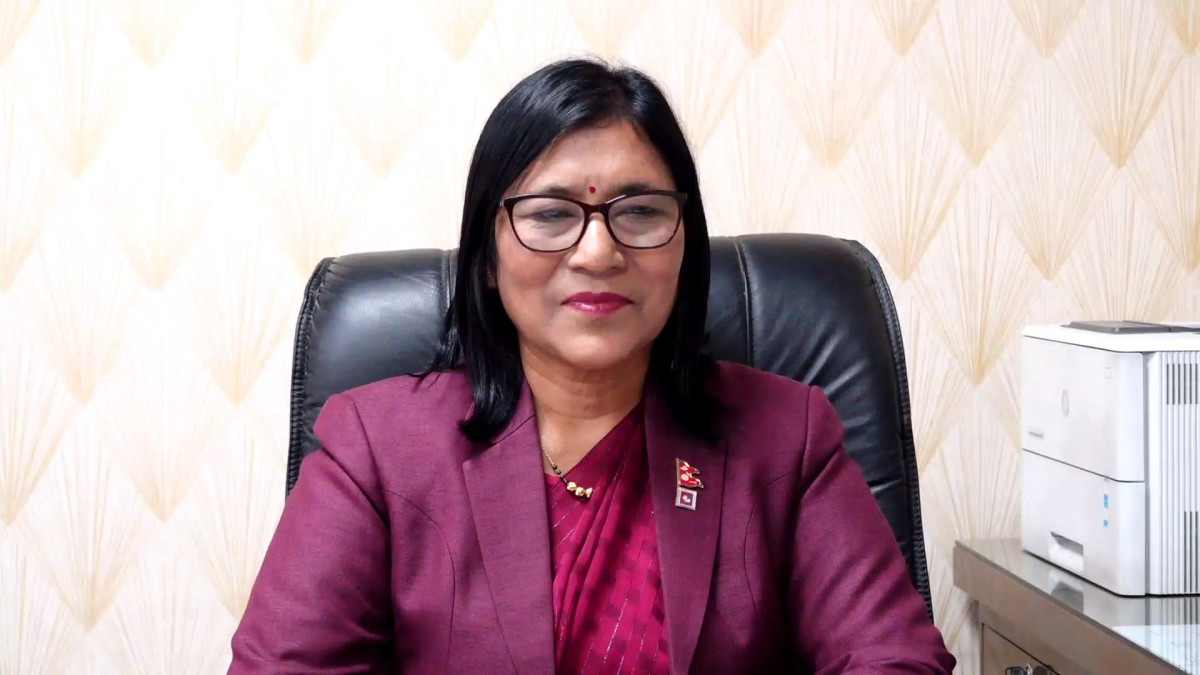 महिला मतदातालाई निर्वाचन आयुक्त तुलाधरको अपिल : ५ बजेभित्रै मतदान गर्न जानुहोस्