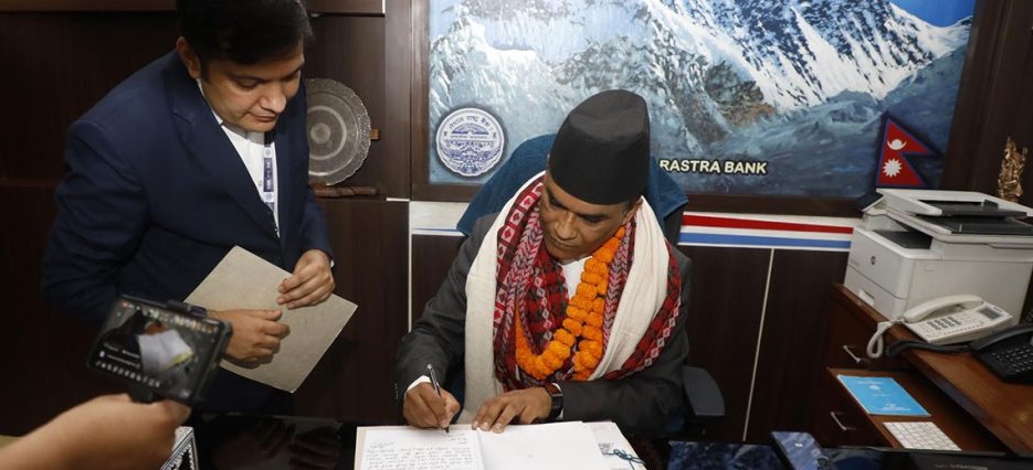 नवनियुक्त गभर्नर पौडेलले सम्हाले कार्यभार, ५० र १ हजारको नयाँ नोट छाप्ने पहिलो निर्णय