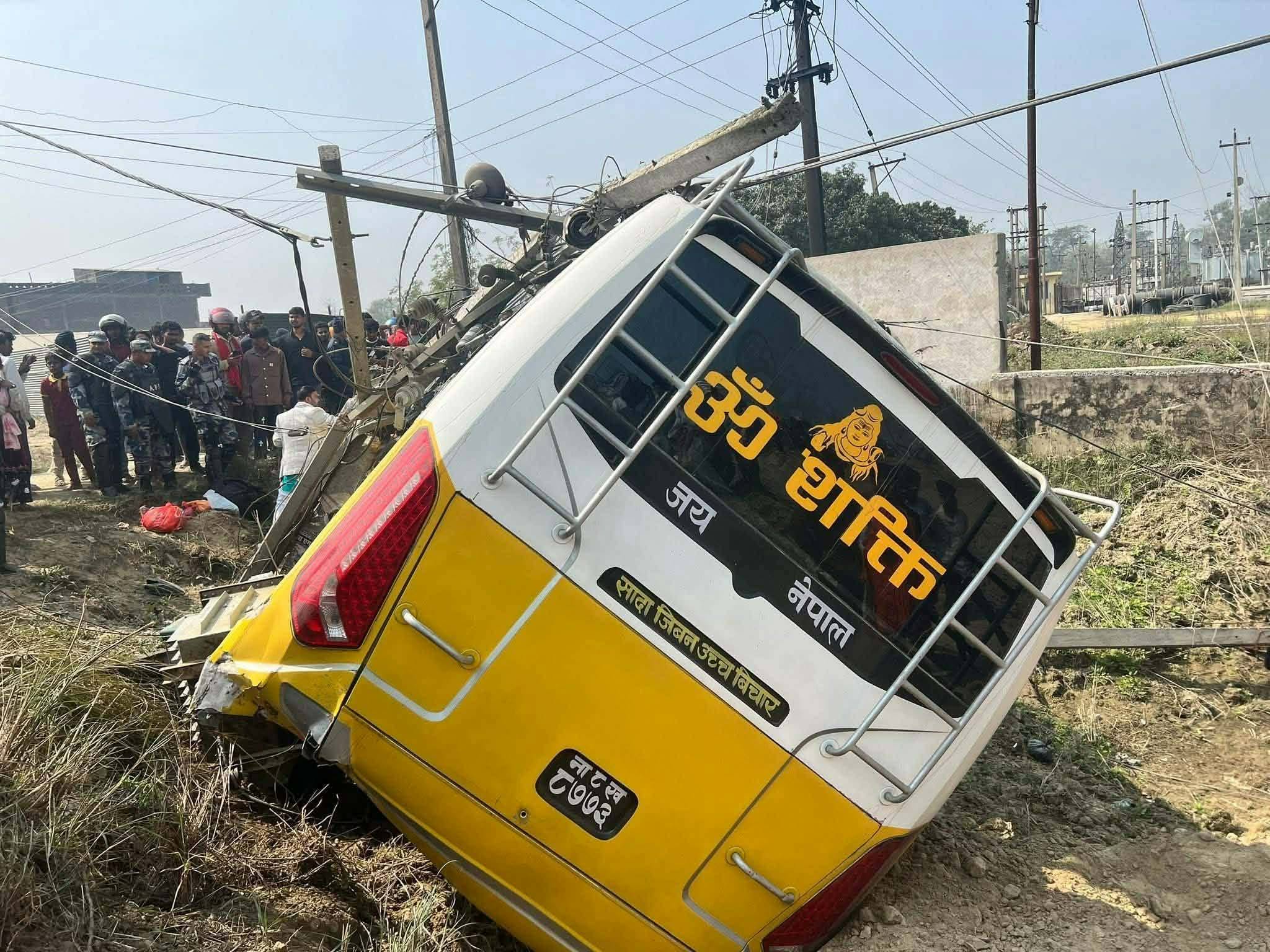 रौतहटमा बस दुर्घटना, ९ जना घाइते