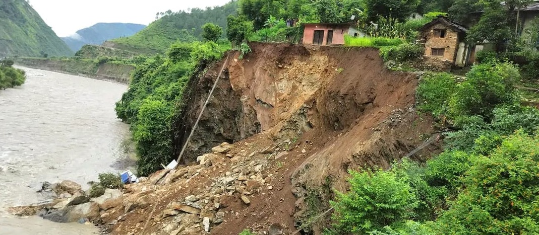 बझाङमा घरभित्र निदाइरहेका युवा पहिरोसँगै सेती नदीमा झरे, स्थानीयले गरे उद्धार