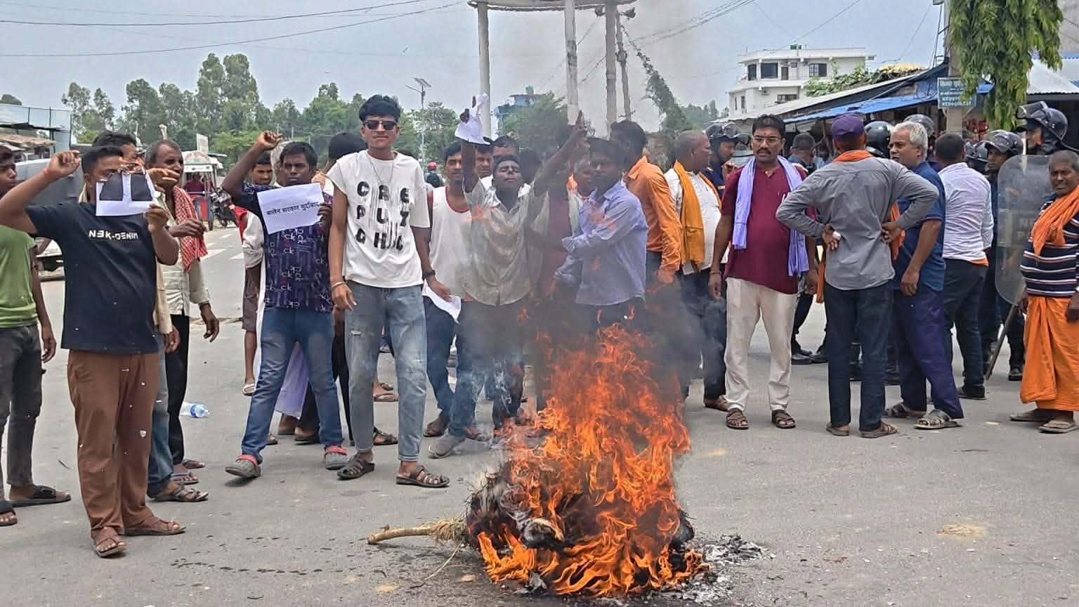 मौलापुरमा प्रधानमन्त्री बालेनको पुतला दहन, अधिकृत नपठाएर बजेट फ्रिज गराएको आरोप 