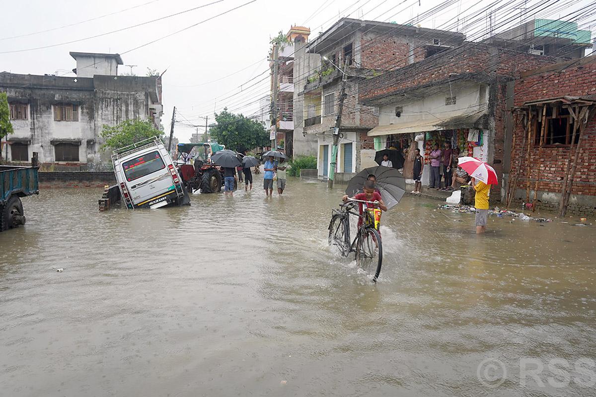 देशभरका विभिन्न सडकखण्ड अवरुद्ध, तराईका बस्ती डुबानमा 