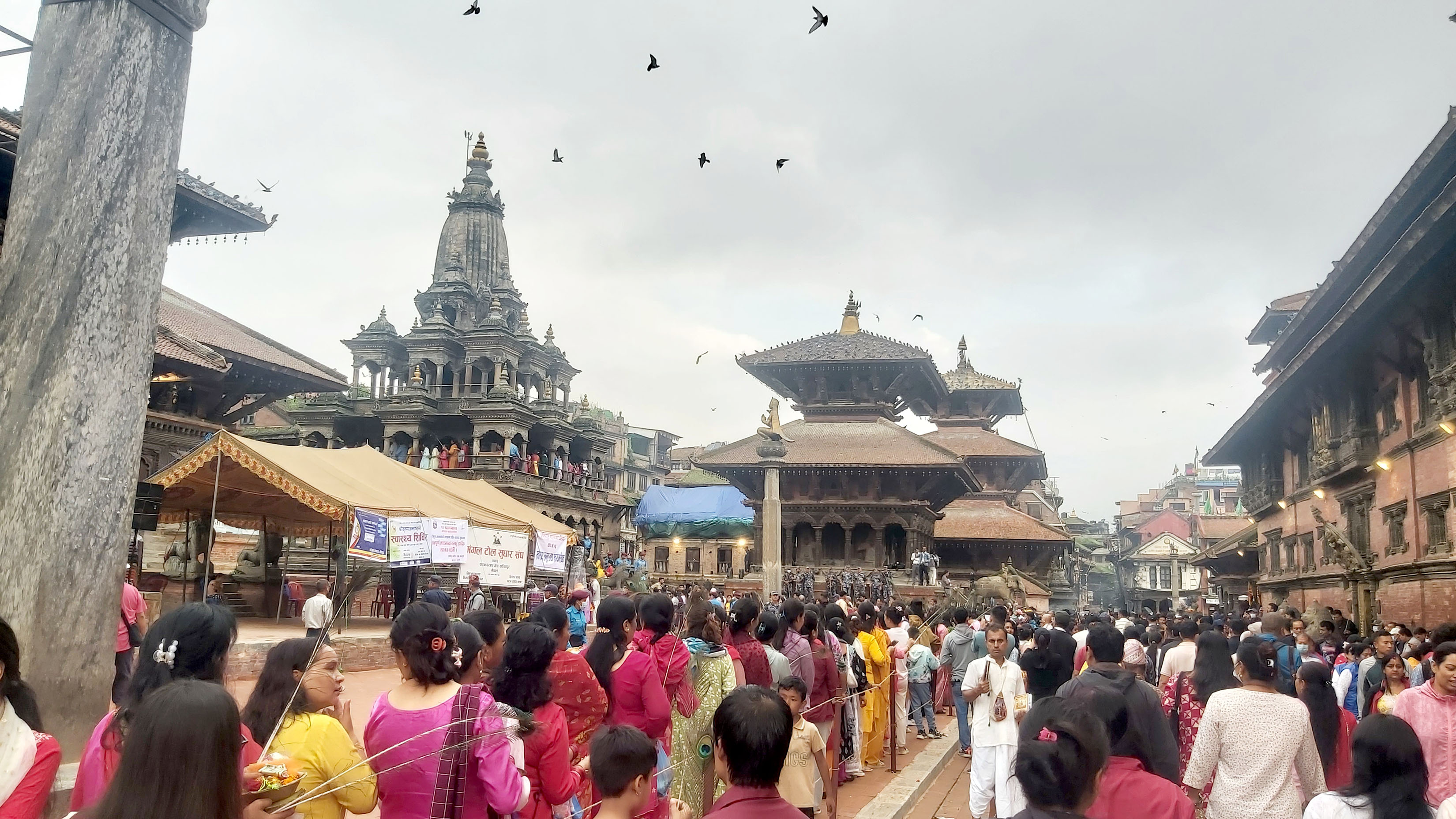 बिहानदेखि देशभरका श्रीकृष्ण मन्दिरमा भक्तजनको भीड