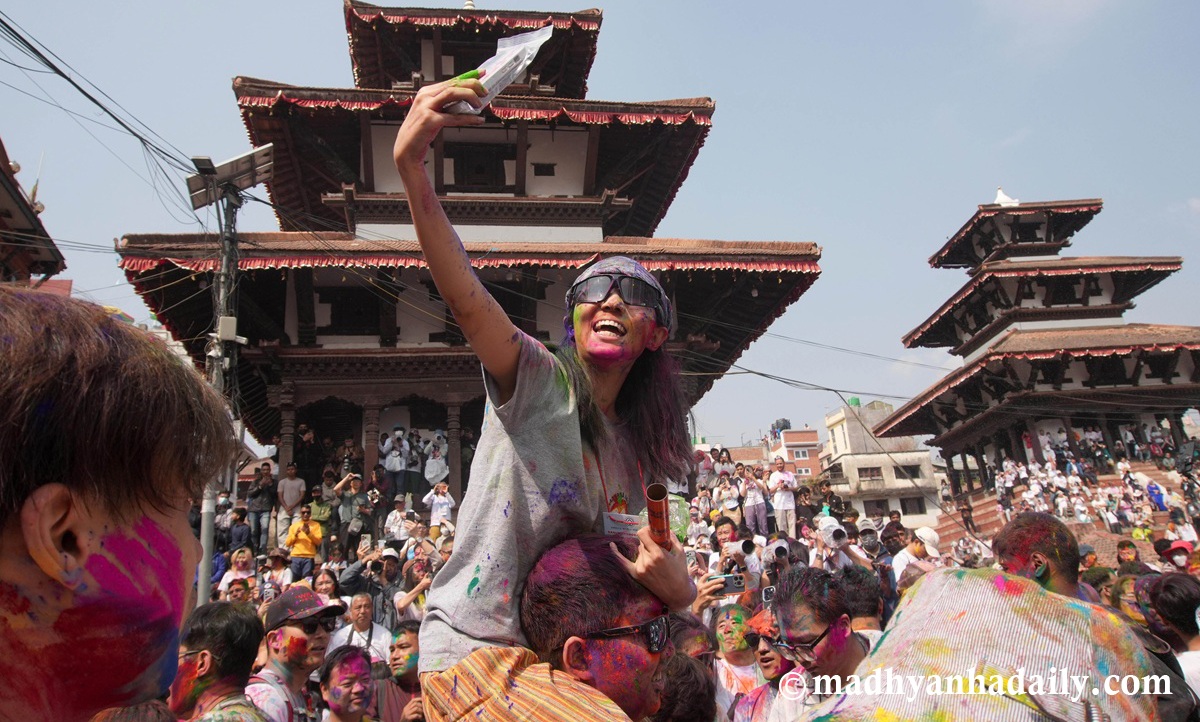 बसन्तपुरमा नेपालीसहित विदेशीले पनि मनाए होली (तस्बिरहरू)
