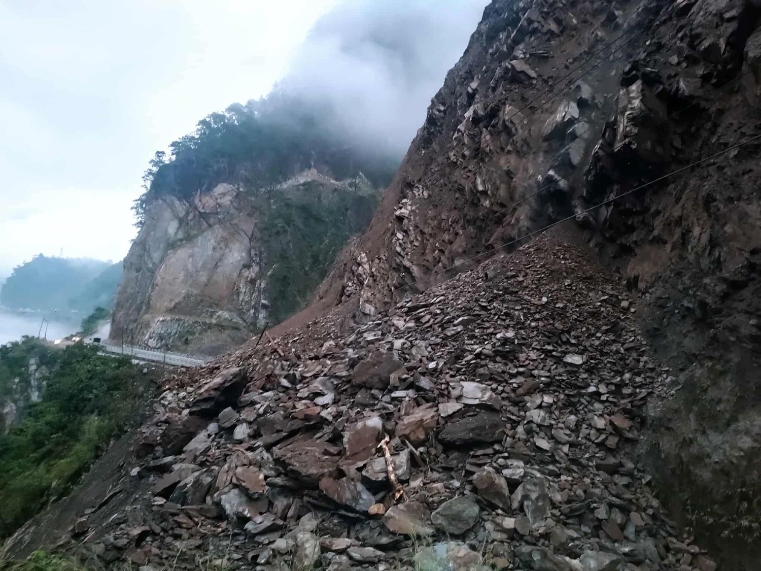 पहिरोका कारण नारायणगढ–मुग्लिन सडक अवरुद्ध