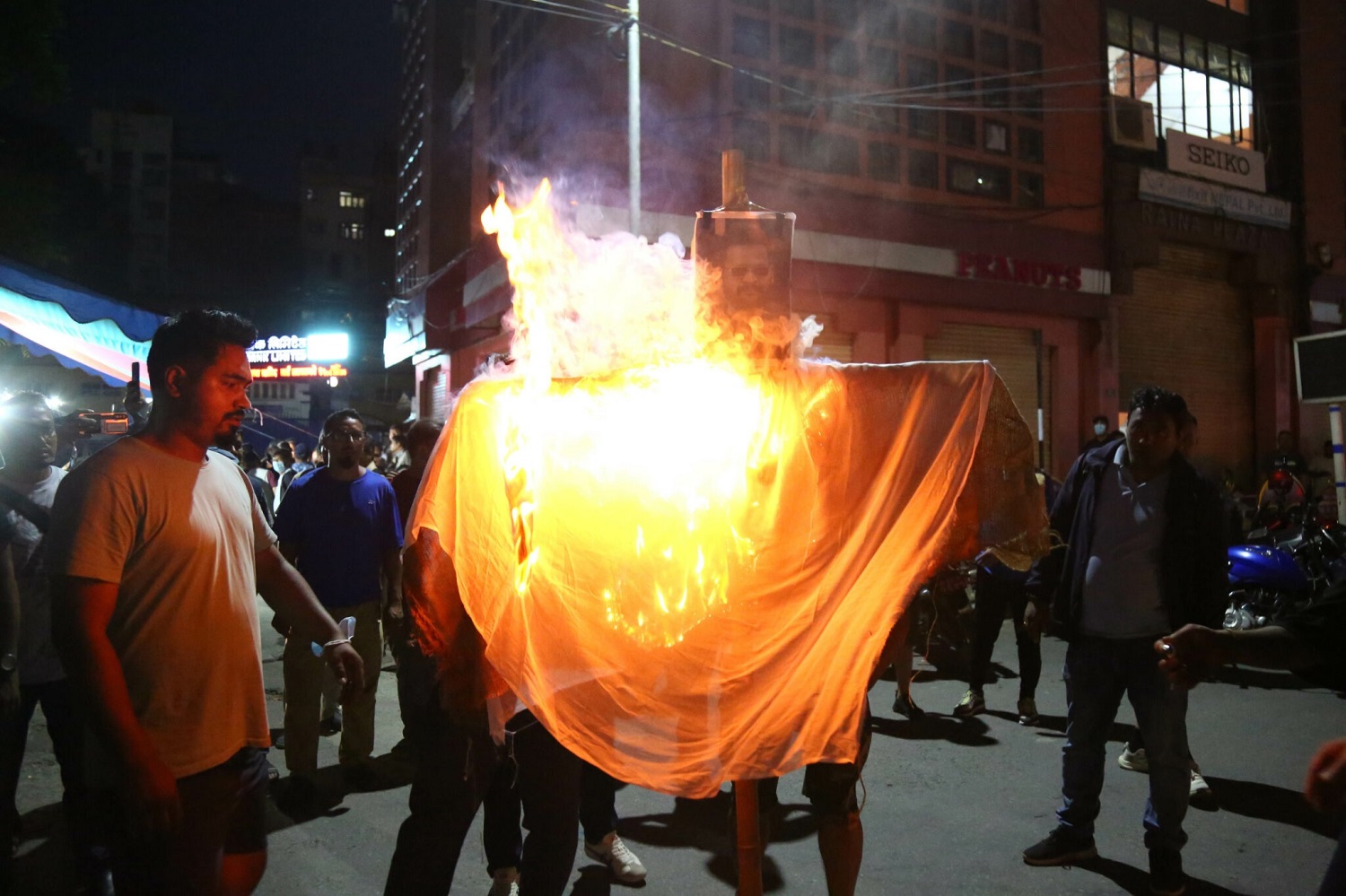 फुटपाथ विस्तारविरुद्ध प्रदर्शन : न्यूरोडमा तनाव, मेयर बालेनको पुत्ला दहन