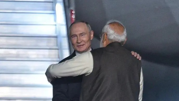 पुटिन–मोदीले मिलाए गला 