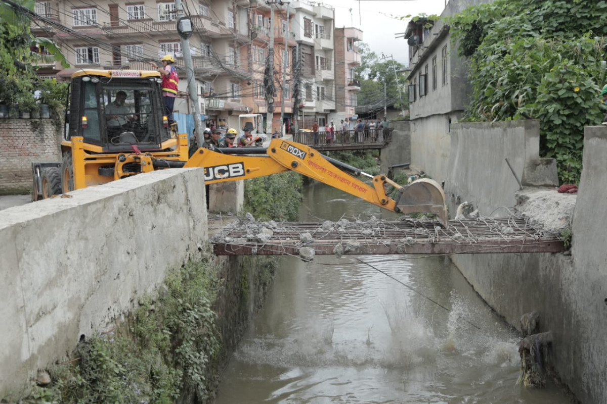 मनमती खोलामाथि बनेका संरचनामाथि महानगरको डोजर