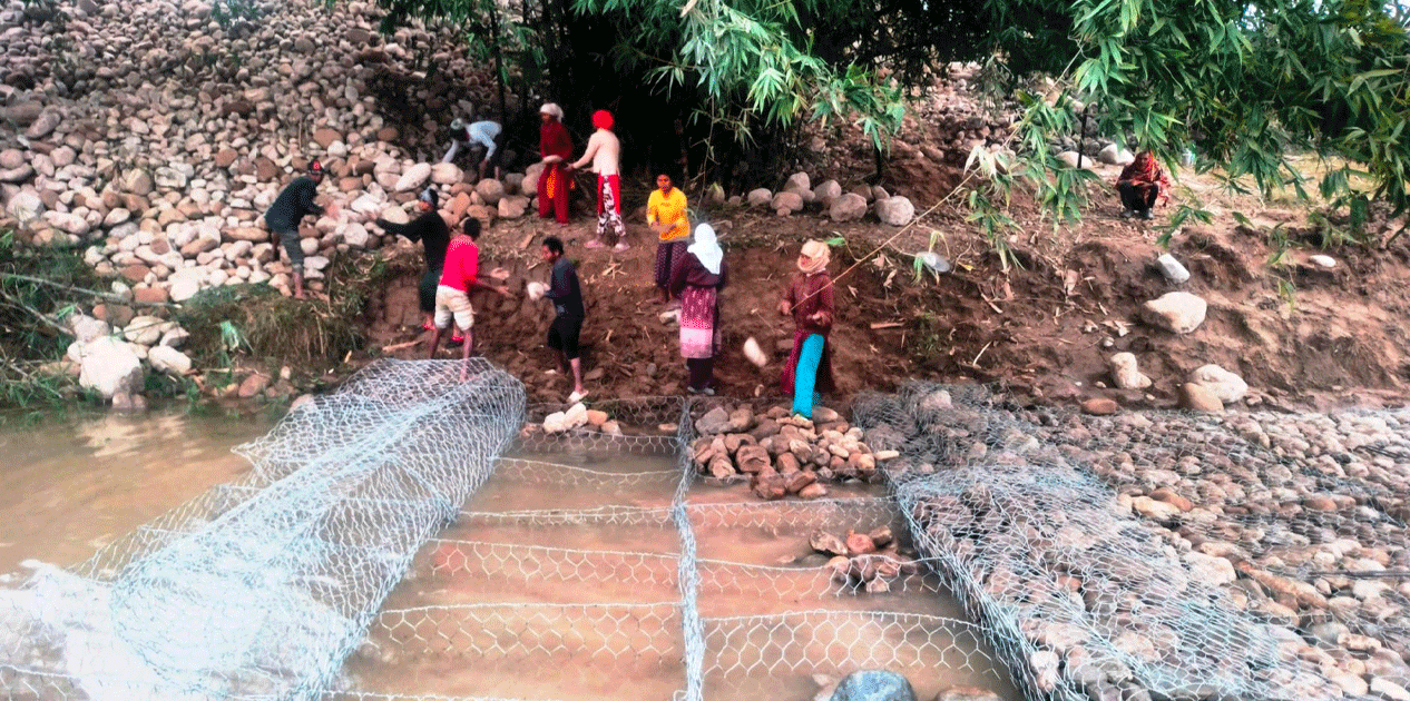 भू-क्षय रोक्न स्याली नदीमा तटबन्ध निर्माण