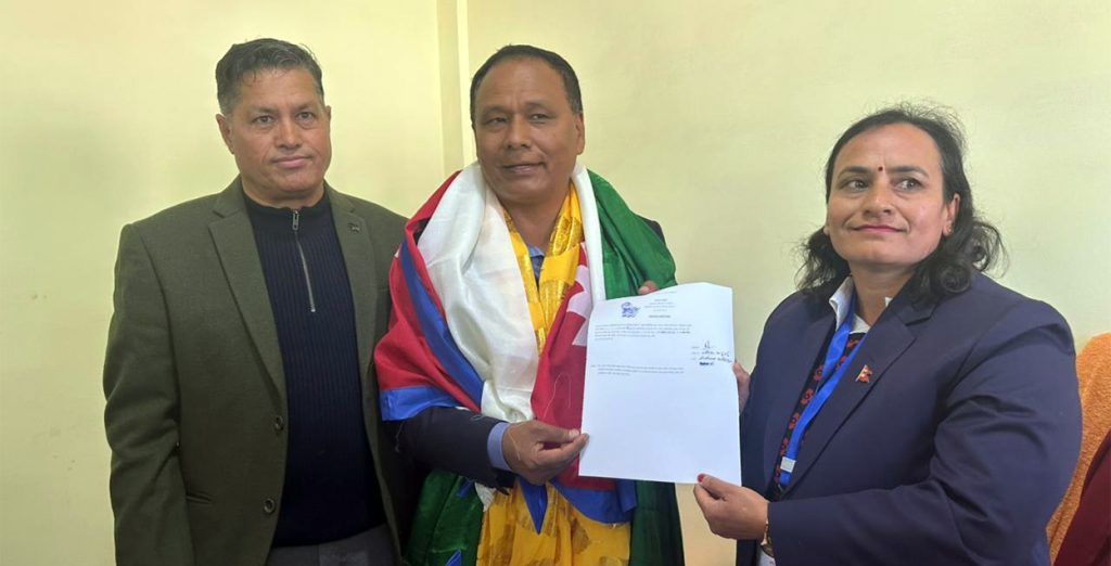 कुलमानले गराए काठमाडौं-३ बाट उम्मेदवारी दर्ता