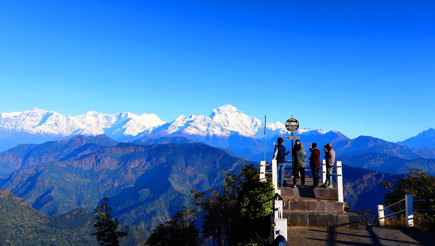 हिमाल हेर्न बेलढुङ्गामा पर्यटक