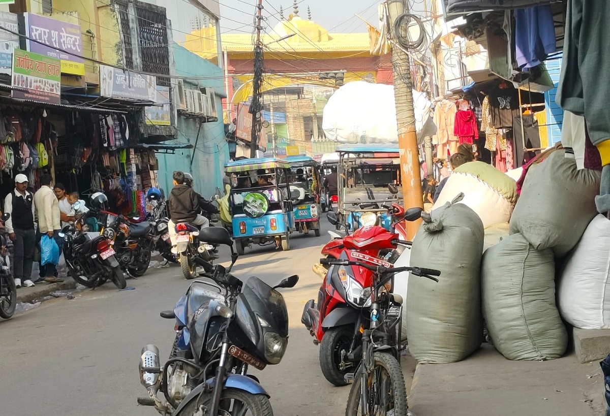 नेपालगन्जका बजार क्षेत्रको फुटपाथ अव्यवस्थित