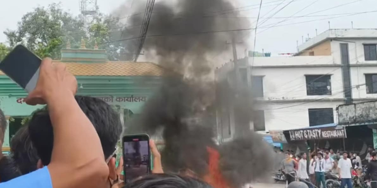 दमक नगरपालिकामा जेनजी प्रदर्शनकारीको तोडफोड, पार्किङ गरिएका गाडीमा आगजनी