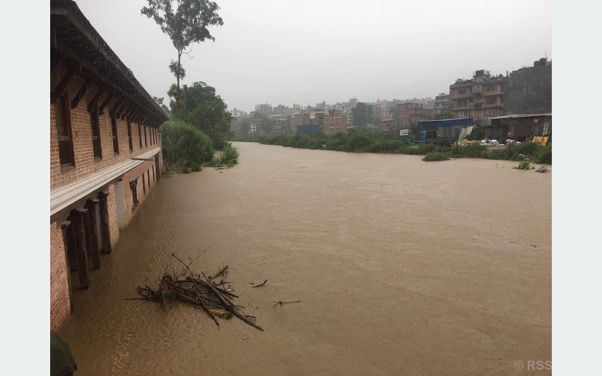 उपत्यकाका नदीमा बहाव बढेपछि करिडोरमा प्रहरी गस्ती