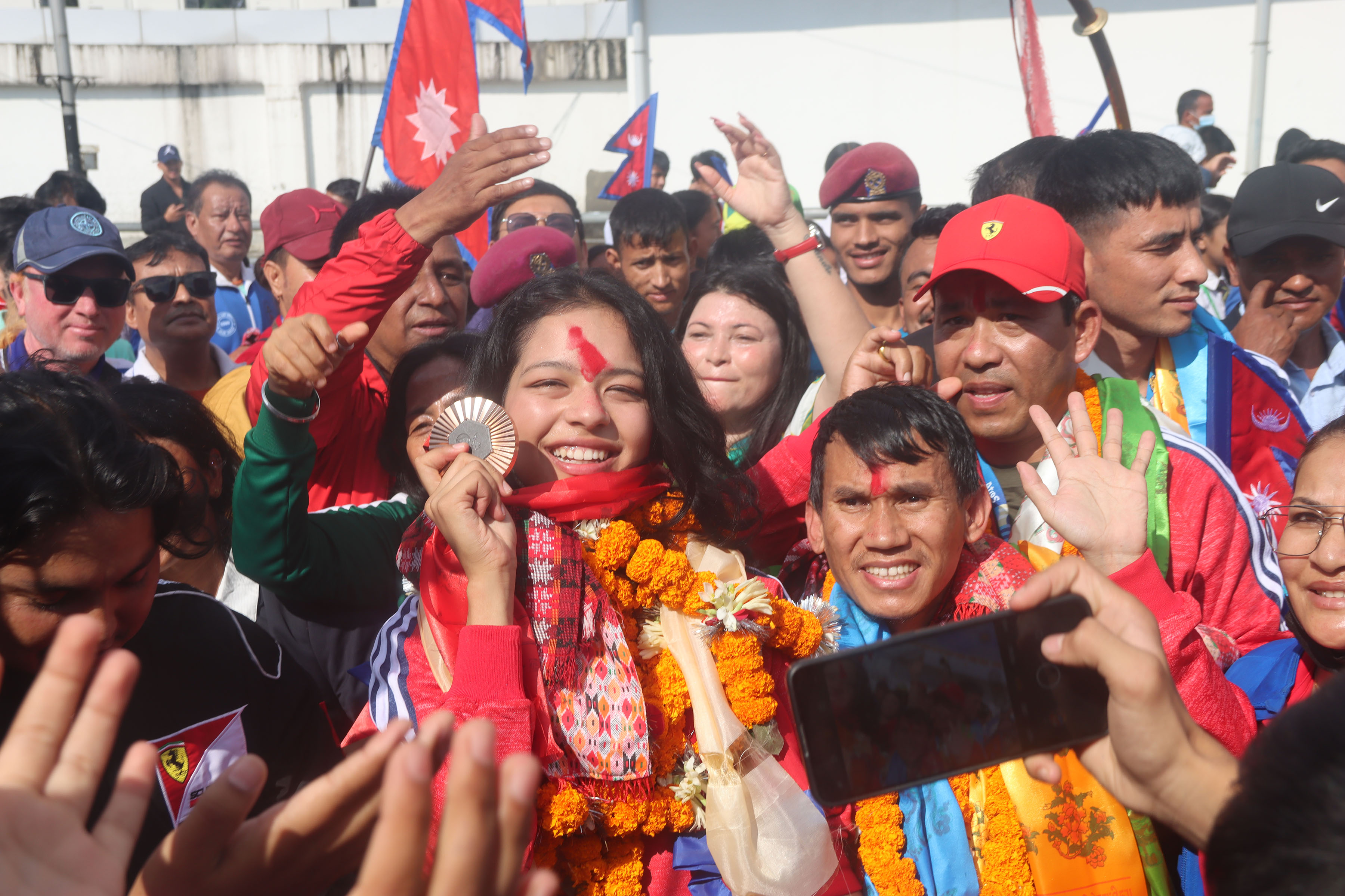 प्यारालिम्पिक्स पदक विजेता गोवर्धनलाई नगर परिक्रमा (फोटोफिचर)