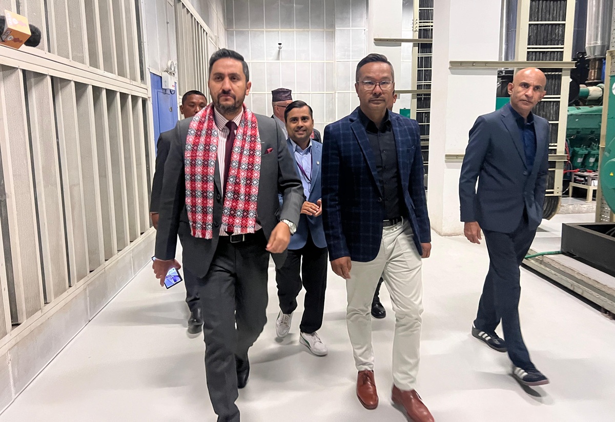 सञ्चारमन्त्री खरेलद्वारा एनसेल कार्यालय अवलोकन