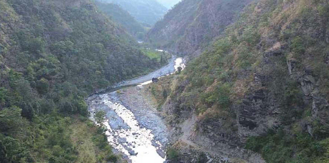 दिक्तेल-रेग्मीटार सडक : घर्तीभिरको चट्टान फुटाउन थालियो