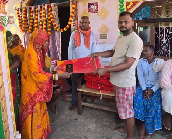 छठ पर्वमा सर्लाहीका युवा नेता दीपेन्द्र साहद्वारा विपन्न महिलालाई साडी वितरण
