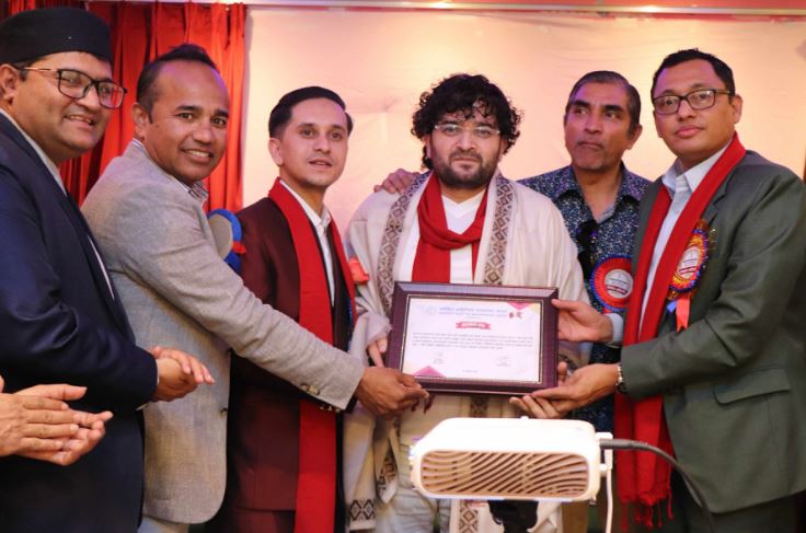 कतारमा नवोदित पत्रकार सम्मानमार्फत मध्यान्हकर्मी पौडेल सम्मानित 