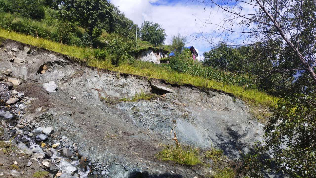 रारा विमानस्थल ताल्चले निम्त्यायो विपत्ति : विमानस्थल तलका दजनौं बस्ती पहिरोको उच्च जोखिममा