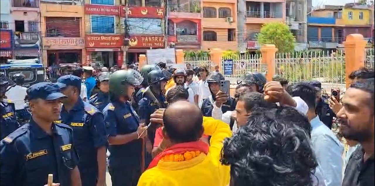 हर्क साम्पाङलाई जानकी मन्दिर प्रवेशमा रोक, लखेटिए हर्कका कार्यकर्ता