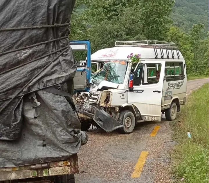सुर्खेतमा मिनि ट्रक र फोर्स गाडी ठोक्किँदा ६ जना घाइते