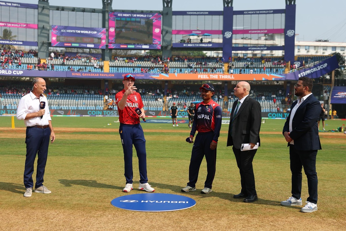 इंग्ल्यान्डविरुद्ध पहिले बलिङ गर्दै नेपाल