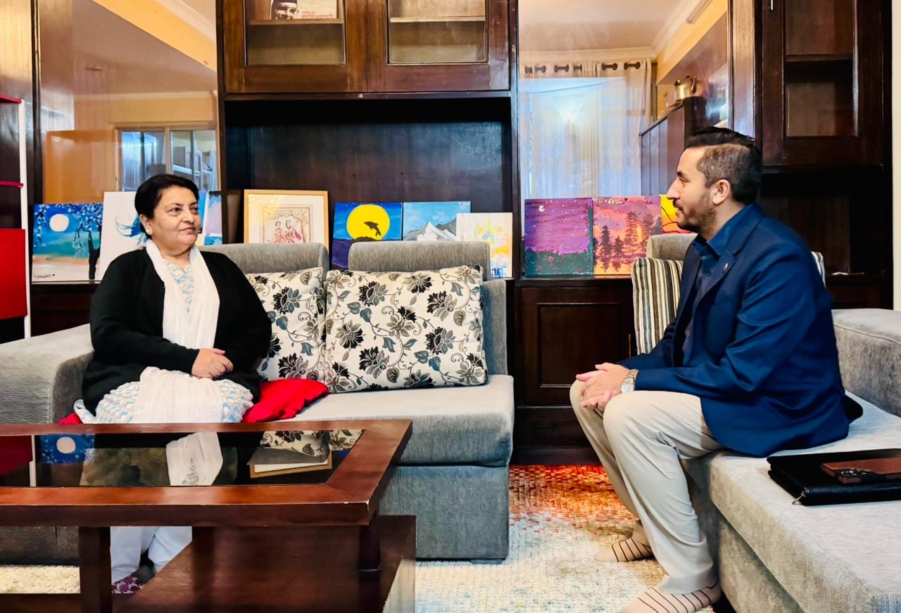 सञ्चारमन्त्री खरेल र पूर्वराष्ट्रपति भण्डारीबीच भेटवार्ता