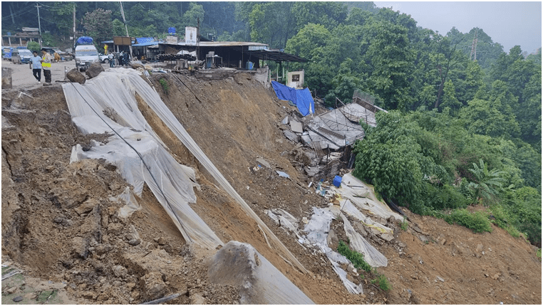 दाउन्नेमा सडक भासियो, यातायात सञ्चालनमा रोक