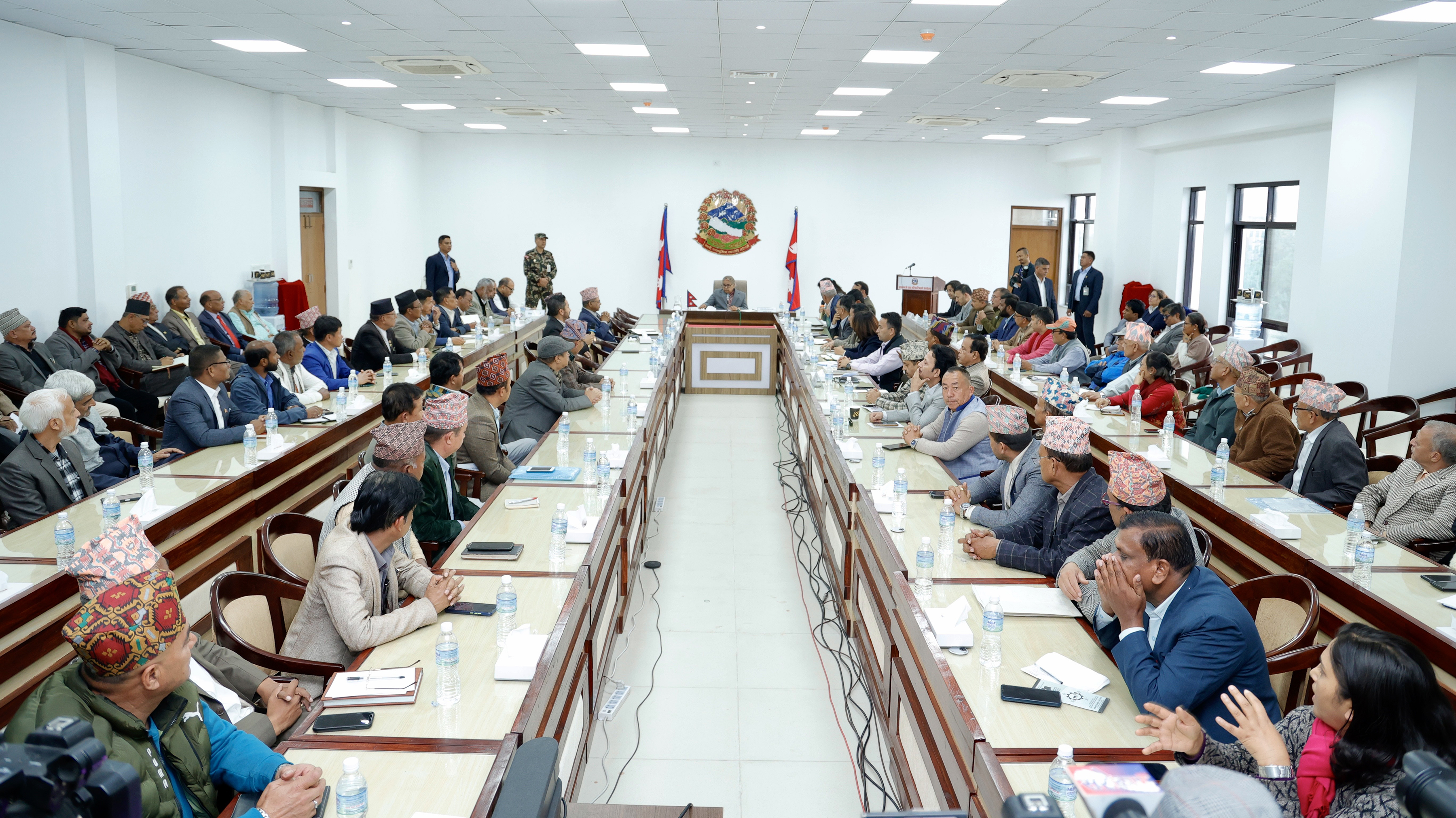 १३२ दलका प्रतिनिधिसँग प्रधानमन्त्रीको छलफल