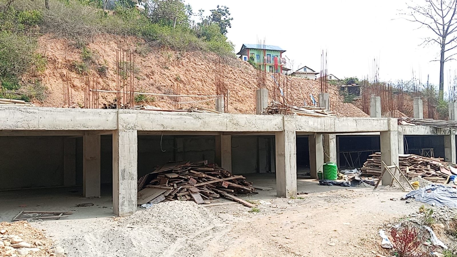 पूर्वाधार अभावले थलियो प्यूठान अस्पताल, ठेकेदार फरार हुँदा भवन अलपत्र