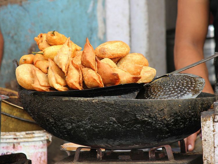 समोसामा कीरा भेटिएपछि २० हजार जरिवाना