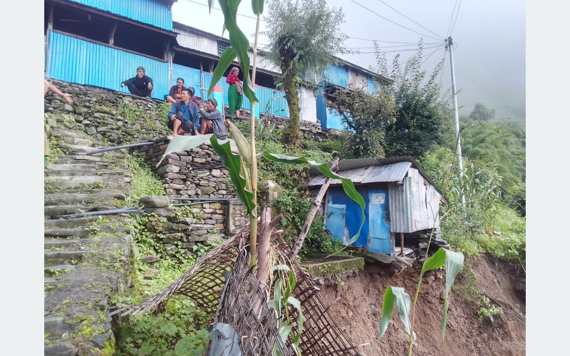 धादिङको किचेतमा पहिरोले गाउँ नै जोखिममा, स्थानीय त्रसित