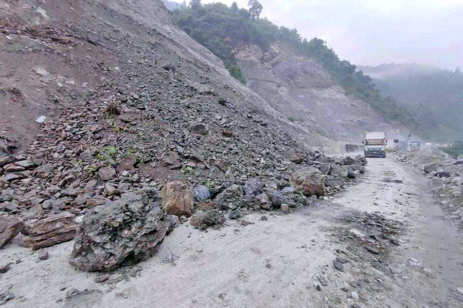 गुडिरहेको माइक्रोबसमा ढुंगा खस्दा दुई जना घाइते