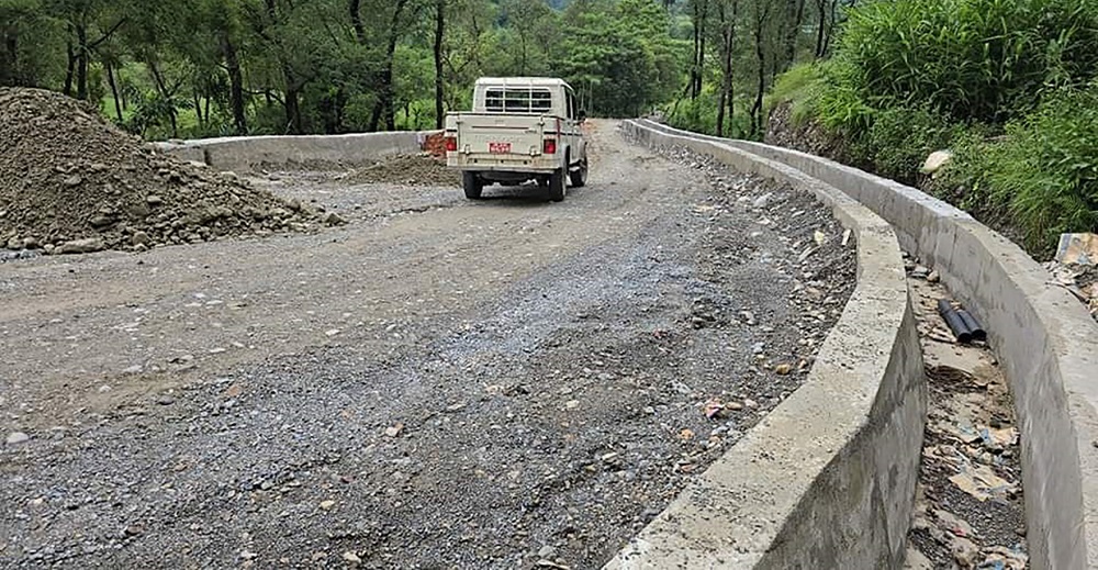 सडक निर्माणको जिम्मा लिएर निर्माण व्यावसायी सम्पर्कविहीन