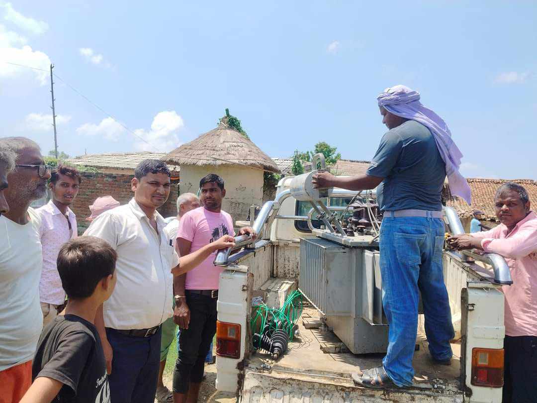 वडाध्यक्षले ट्रान्सफर्मर जडान गरिदिएपछि स्थानीय हर्षित