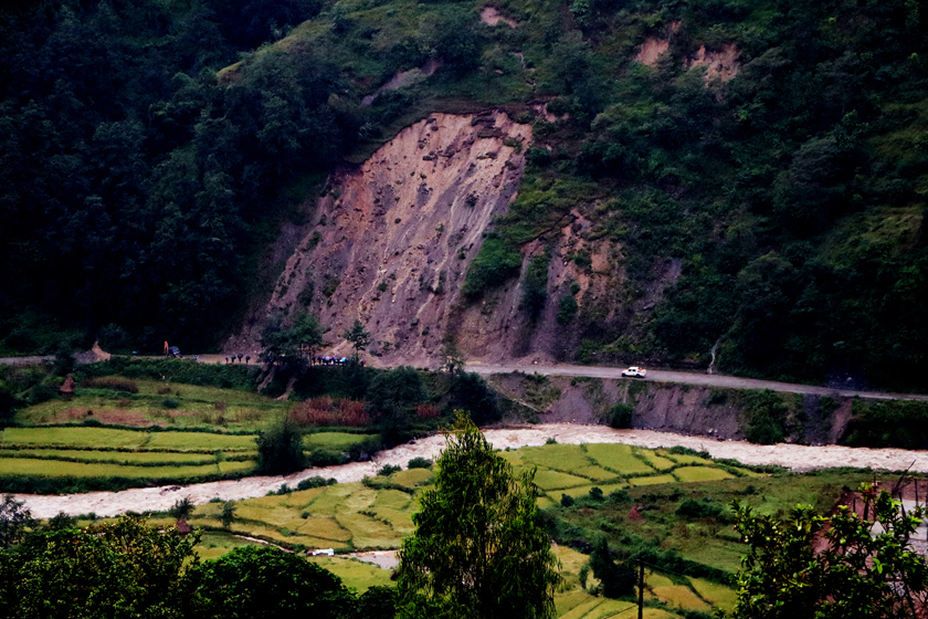 मध्यपहाडी लोकमार्ग पूर्ण रुपमा अवरुद्ध