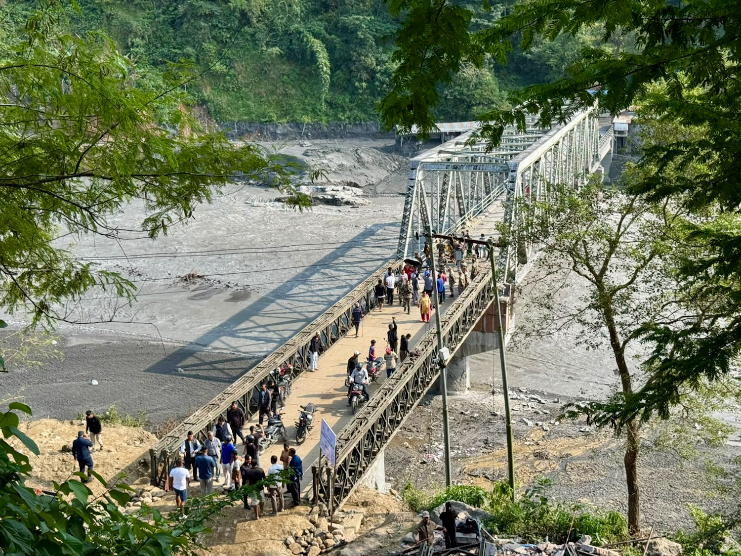 बुढीगण्डकीले बगाएको आरुघाट पुलमा बेलिब्रिज जडान