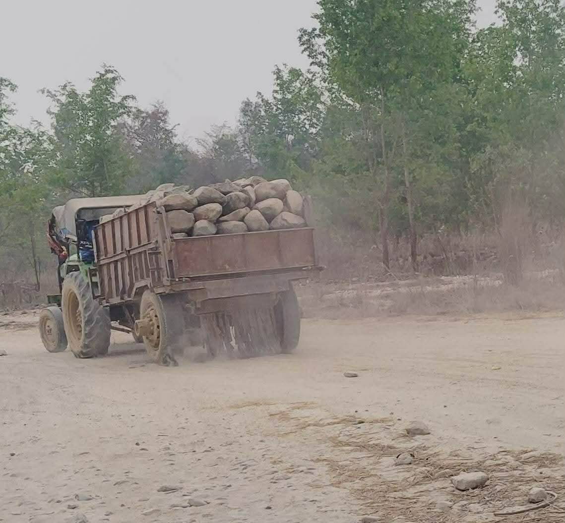 चाँदी नदीमा अवैध दोहनको पराकाष्ठाः सरोकारवाला मौन, बस्ती जोखिममा