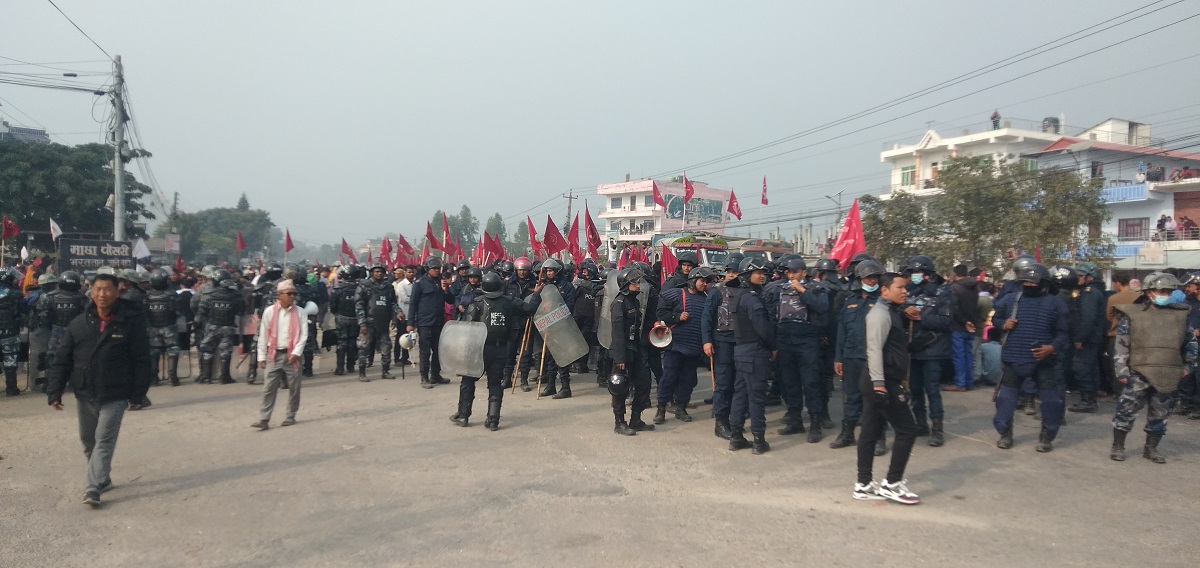 माओवादीद्वारा दुई घण्टा पूर्वपश्चिम राजमार्ग बन्द