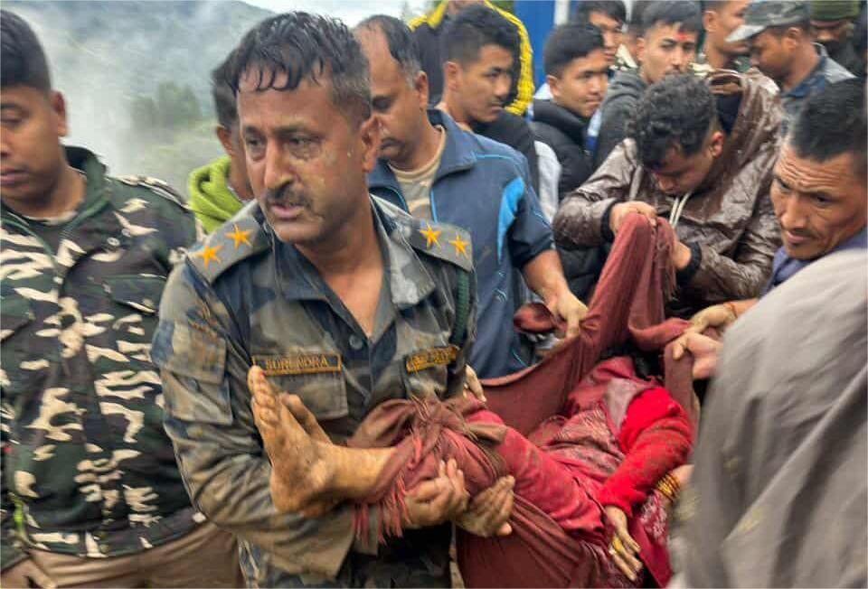 पहिरोबाट इलाममा धेरै क्षति, घरमै पुरिएर १७ जनाको ज्यान गयो  