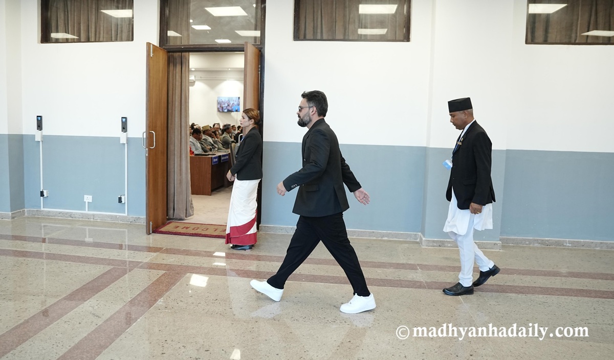 राष्ट्रपतिले सरकारको कार्यक्रम पढ्दापढ्दै उठेर हिँडे बालेन