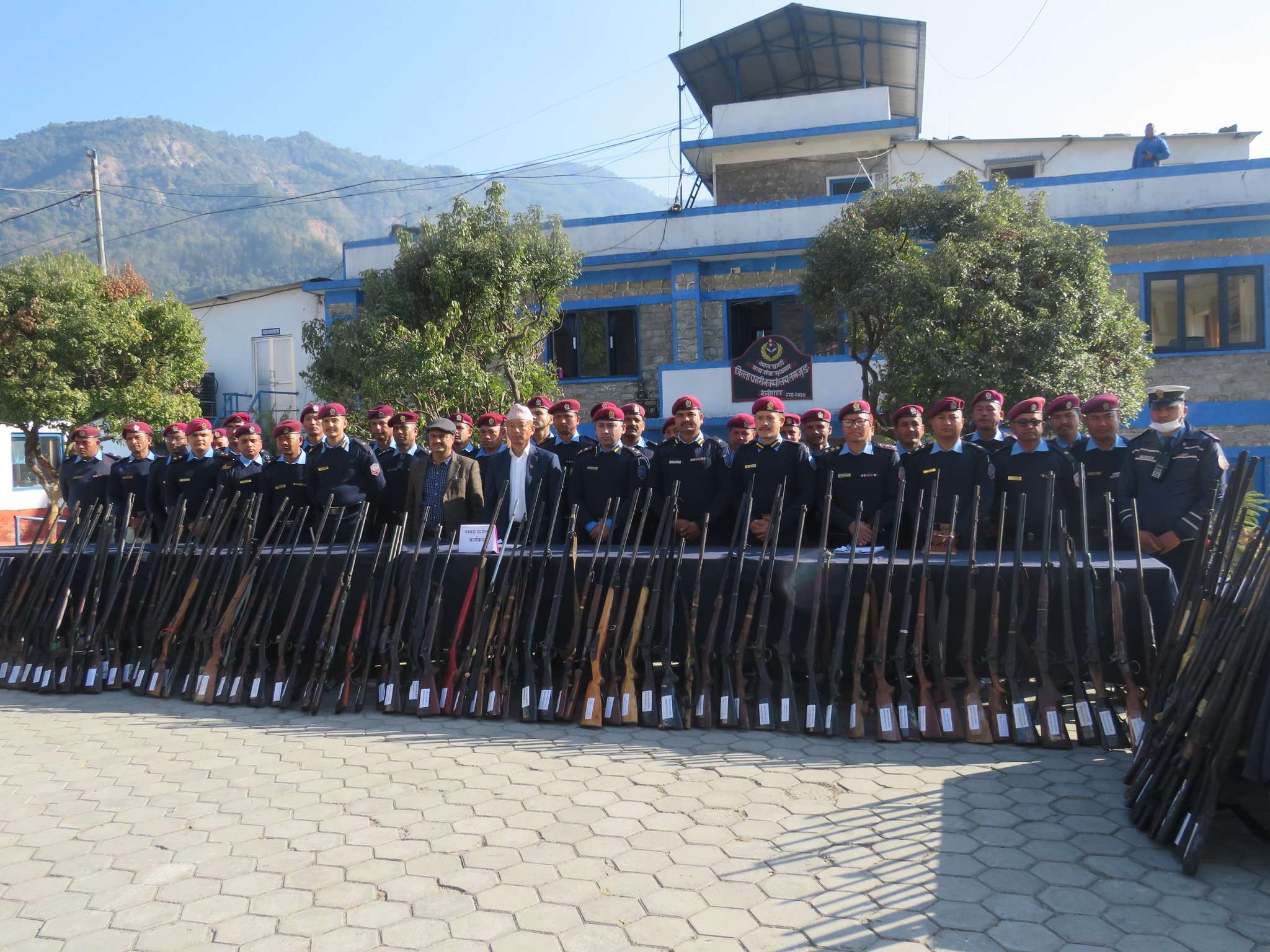 लमजुङमा एक सय ७ वटा अवैध भरुवा बन्दुक बरामद