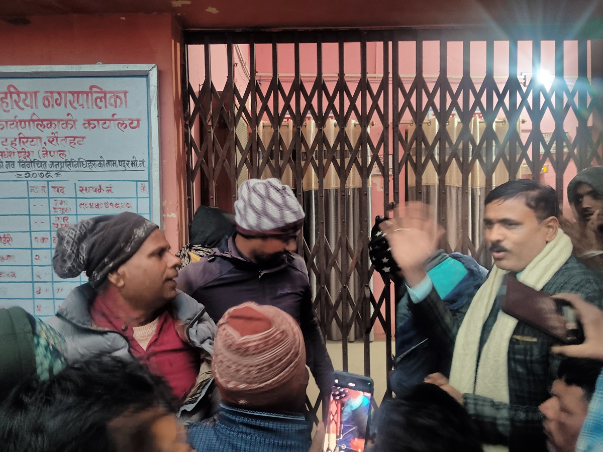 कटहरिया नगरपालिकामा लगाइएको ताला खुल्यो