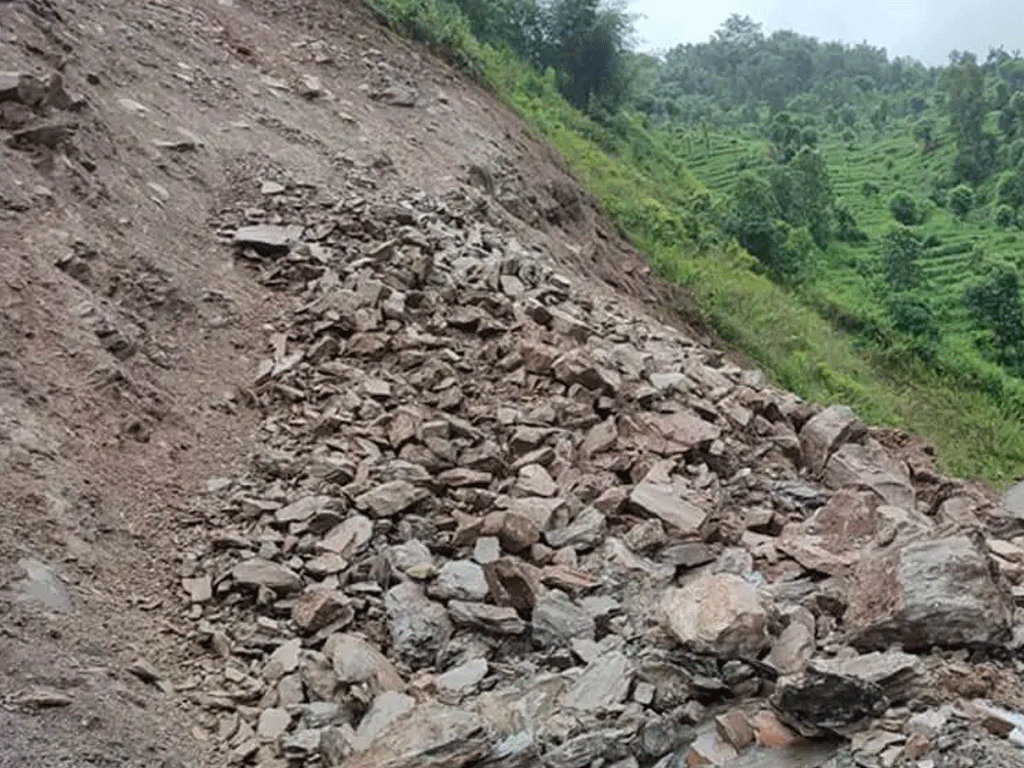 पहिरोले राप्ती राजमार्ग अवरुद्ध