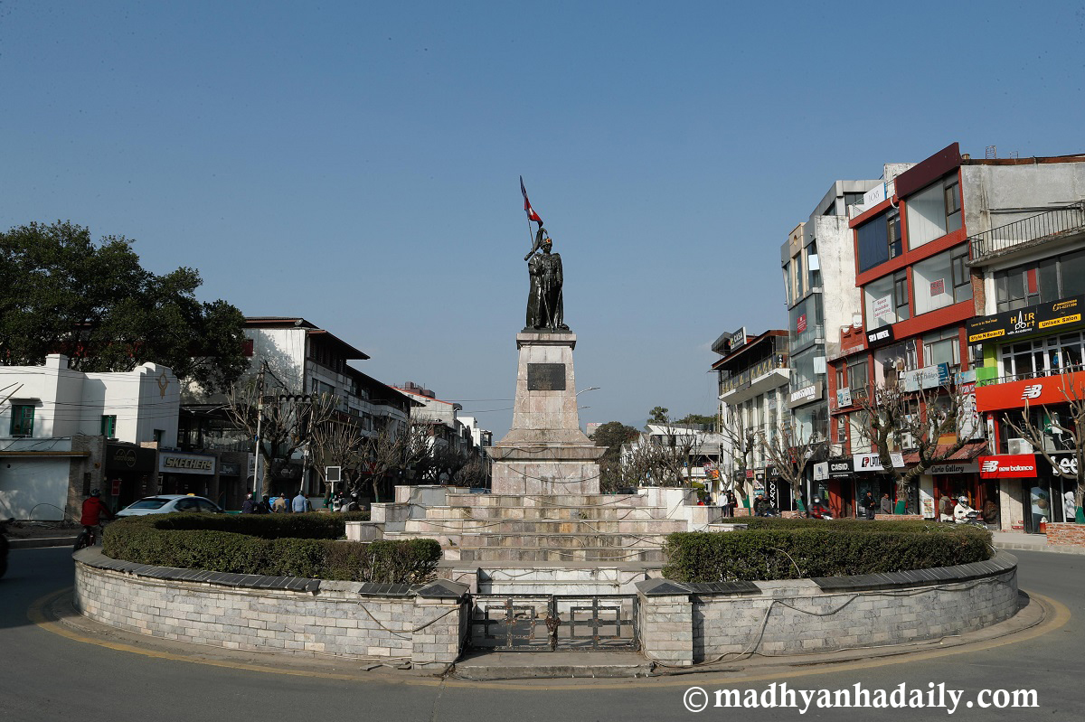 दरबारमार्गमा पनि फुटपाथ विस्तार हुँदै (तस्बिरहरू)