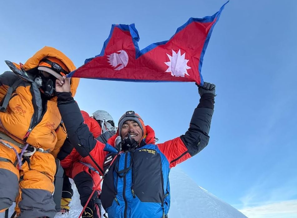 मनास्लु हिमालको सफल आरोहण गर्दै महर्जनले फहराए नेपालको झण्डा