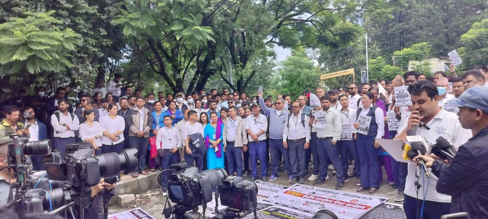 सिटिइभिटीका करार तथा मासिक ज्यालादारी कर्मचारी आन्दोलित, कार्यालय घेराउ