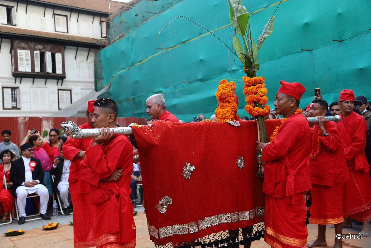 बिहीबार हनुमानढोका दशैं घरमा फूलपाती भित्र्याइँदै